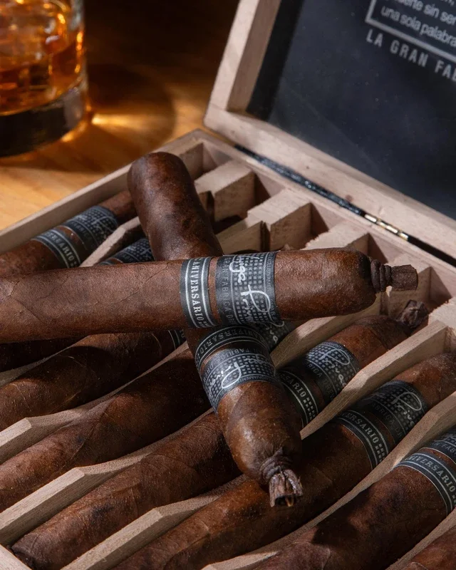 Drew Estate Liga Privada 10 Aniversario Robusto